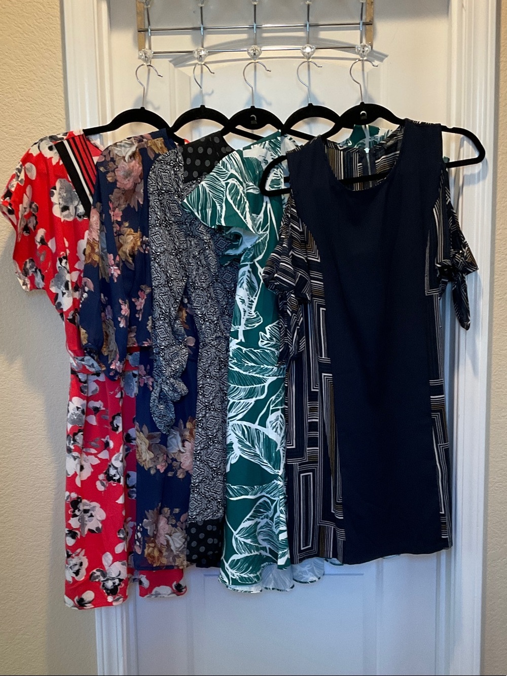 Set of 5 dresses,  colored and Mixed-Print all size M dresses